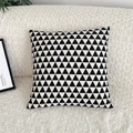 Dettaglio della federa geometrica bianca e nera su un divano bianco in stile moderno - Triangolo Nero (Senza Imbottitura)