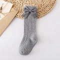 Dettaglio di calze grigie in maglia per bambini con fiocco decorativo grigio glitterato - XS (0-1 Anni) / Grigio chiaro