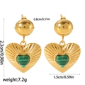 Vue détaillée des boucles d'oreilles cœur en or 18K avec pierre verte et dimensions - Style Malachite Verte (TE6446-GN)