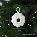 Witte handgehaakte sneeuwvlok ornament met ophanglus voor kerstboom decoratie - Afgeronde Sneeuwvlok