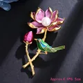 Makro-Detail der Eisvogel-Brosche mit lila Lotus, Perle und Maßen von 4,4x6,5 cm - Lotos (1668)