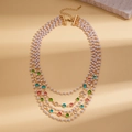 Détail du collier baroque multicouche avec perles, gemmes colorées et fermoir doré - Doré