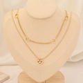 Dettaglio collana doppia dorata con cuori intagliati e ciondolo a cuore con gemma - Stile Zircone Cuore Cavo (4#)