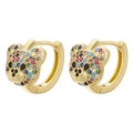 Makroaufnahme von Huggie-Ohrringen mit buntem Zirkon-Teddybär-Detail - Gold mit buntem Zirkon