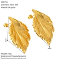 Detail van 18k vergulde roestvrijstalen blad oorbellen met product afmetingen - Bladvorm Stijl (SE075G)