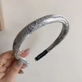 Dettaglio del cerchietto in tessuto jacquard grigio e argento con etichetta handmade - Jacquard Grigio / Grigio