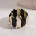 Dettaglio del bracciale elastico in acrilico con maglie alternate oro e nero opaco - Nero