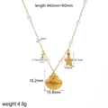 Collana marina in acciaio al titanio dorato con perla e ciondoli a forma di conchiglia - Combinazione Capasanta Stella Marina (TN3464)