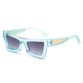 Lunettes de soleil carrées bleu clair transparent avec verres dégradés gris et détails dorés - Monture Bleue Transparente Verres Gris