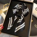 Elegante foulard in seta bianco e nero con motivo geometrico in scatola regalo - Motivo Geometrico a Catena (FJ911-1) / 70*70cm / Nero