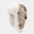 Primer plano del gorro de aviador de invierno con tela jacquard floral y forro de felpa blanca - Flores a Mano Alzada Vintage (1#)