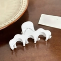 Eleganter weißer Acetats-Haarclip in Wellenform mit Strass auf dunkler Holzoberfläche - Weiß-8.4cm