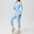 Vista laterale dettagliata del set yoga 3 pezzi azzurro con giacca, reggiseno e leggings alti - Celeste