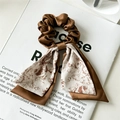 Chouchou élégant en satin marron avec ruban imprimé marbre sur fond de magazine de mode - Imprimé Café