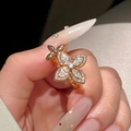 Elegante anillo de flor dorada con pétalos de circón de doble capa y motivos mariposa - Estilo Abierto de Doble Flor / Dorado