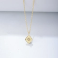 Detailaufnahme des goldenen Rautenanhängers mit Sternmotiv und kleinem Diamantbesatz - 925er Silber / Gelb