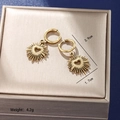 Detalle de pendientes corazón sol dorados, con medidas de 3,9 cm y un peso ligero de 4,2 g - Dorado