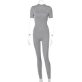 Detailweergave van grijze jumpsuit met korte mouwen, rits aan voorzijde en sportieve pasvorm - S / Grijs