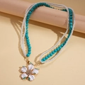 Collana multistrato con perline verdi, perle finte e ciondolo a fiore in smalto - Collana / Oro