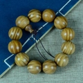 Goldenes Sandelholz-Armband mit 12 großen Perlen und dekorativem chinesischem Knoten-Detail - Exquisites kleines Loch / 20mm x 12 Stk