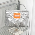 Détail d'une trousse de maquillage en PU matelassé argenté avec motifs papillons et orange - Argent Papillon Matelassé (Étiquette Orange)