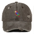 Vintage Baseballkappe aus brauner Baumwolle mit bunter Papageienstickerei und Destroyed-Effekten - Kaffeebraun