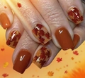 Close-up van herfst esdoornblad nagelkunst met oranje karameltonen en fonkelende glitters - Herfst Elegante Esdoornblad Stijl (CW715) / Gelei Lijm + Nagelvijl