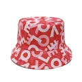 Détail d'un bob rouge avec imprimés de lettres LOVE blanches et roses en motif intégral - M (56-58cm) / Style Lettre Love Rouge (F)