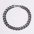 Dettaglio di un bracciale a catena cubana bicolore in acciaio inossidabile da 7mm con chiusura - Stile a Maglia Cubana Spazzolata / Bracciale Nero