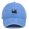 Detail einer dunkelblauen gewaschenen Baumwoll-Baseballkappe mit schwarzer Katzenstickerei - Hellblau
