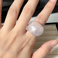 Bague minimaliste en résine translucide rose lilas clair portée sur le doigt - Blanc / US 7