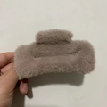Schicker grauer Plüsch-Haarclip für Damen mit weichem Kunstfell-Design und Hai-Clip-Verschluss - Quadratisch Braungrau / 12cm