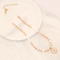 Collana di perline rosa con ciondolo a cuore malocchio su vassoio in ceramica - Pietra Imperiale Rosa