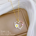 Dettaglio del ciondolo a cuore con fiori e zirconi con dimensioni del prodotto - Ciondolo a Cuore e Fiore (E113)