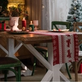Camino de mesa navideño con renos rojos y copos de nieve sobre mesa de madera - Tamaño personalizado / Jacquard Rojo Reno