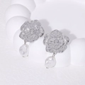 Französische Vintage-Blumenohrringe aus Edelstahl mit Barockperlen und 18K Vergoldung - Silberner Kamelienstil / Stahlfarbe