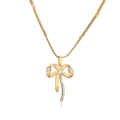 Dettaglio di una collana dorata con ciondolo a fiocco, zirconi bianchi e finitura lucida - Stile D Collana Dorata Senza Orecchini