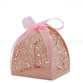 Laserschnitt Hochzeits-Süßigkeitenbox in Warmrosa mit elegantem Organzaband-Detail - Gefaltet 6.5x6.5x8cm / Perlmutt Rosa