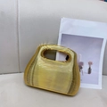 Elegante pochette in acrilico dorato con trama a onde e finitura metallica - Champagne