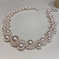 Collier de perles élégant à plusieurs rangs avec un fermoir argenté ajustable - Style Tressé en Perles Blanches