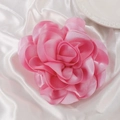 Dettaglio della spilla a rosa in raso rosa con petali in tessuto a strati e finitura lucida - Rosa