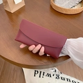 Schlankes weinrotes Damen-Portemonnaie im minimalistischen Design aus Kunstleder-Finish - Rot
