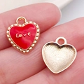 Ciondolo a cuore dorato con smalto rosso e incisione Love, con retro strutturato - Cuore LOVE 13x15mm