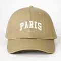 Gros plan détaillé de la broderie PARIS sur la casquette de baseball en coton kaki - Taille unique / Khaki Foncé