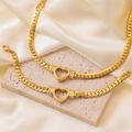 Set di collana e bracciale a cuore in acciaio al titanio dorato su seta bianca e pietra - Set Cuore Dorato (O508-O507)