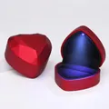 Rote herzförmige Ringbox mit LED-Licht und Diamantschliff-Oberfläche für Geschenke - Ringbox / Rot (Matte Lackierung)