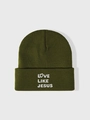 Detail der weißen Love Like Jesus Stickerei am Aufschlag der olivgrünen Strickmütze - Einheitsgröße / Armeegrün