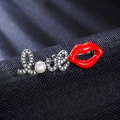 Broche mot Love avec strass, perle blanche et lèvres en émail rouge sur tissu noir - Style Lettres Love Lèvres Rouges (XD825249)