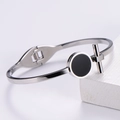 Dettaglio macro del bracciale rigido in acciaio titanio argento con smalto nero e chiusura - Bracciale a Barra T / Color Acciaio