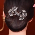 Pince à cheveux papillon argentée avec zircons brillants pour chignon élégant - Ginkgo Gris